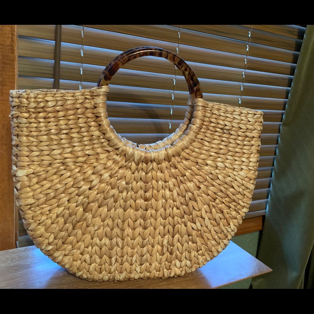 Woven straw summer beach purse